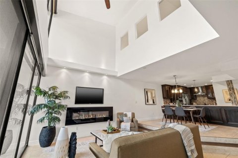 Townhouse in Saint Petersburg, Florida 3 bedrooms, 156.82 sq.m. № 1825392 - photo 11