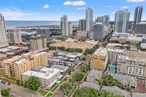 Townhouse in Saint Petersburg, Florida 3 bedrooms, 156.82 sq.m. № 1825392 - photo 10
