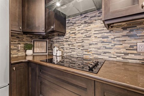 Townhouse in Saint Petersburg, Florida 3 bedrooms, 156.82 sq.m. № 1825392 - photo 17