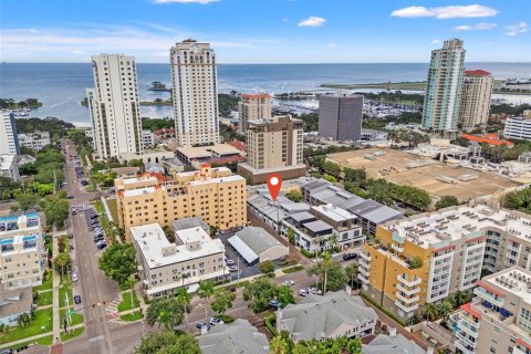 Townhouse in Saint Petersburg, Florida 3 bedrooms, 156.82 sq.m. № 1825392 - photo 1