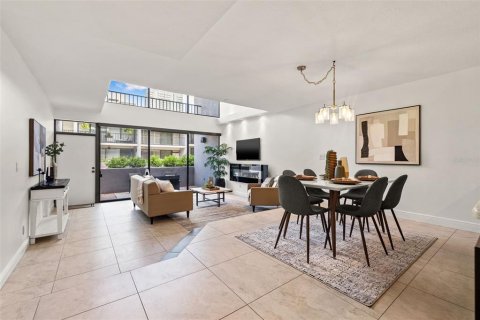 Townhouse in Saint Petersburg, Florida 3 bedrooms, 156.82 sq.m. № 1825392 - photo 6