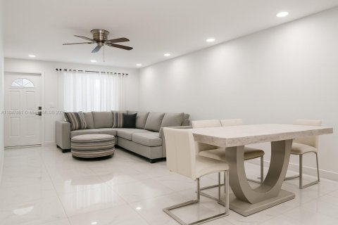 House in Coral Springs, Florida 2 bedrooms, 97.55 sq.m. № 1847773 - photo 4