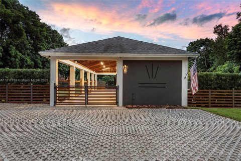 House in Southwest Ranches, Florida 9 bedrooms, 562.71 sq.m. № 2036968 - photo 27