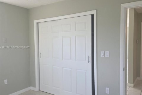 Villa ou maison à louer à Hialeah, Floride: 2 chambres, 366.22 m2 № 2432555 - photo 7