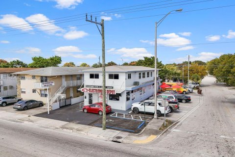 Villa ou maison à louer à Hialeah, Floride: 2 chambres, 366.22 m2 № 2432555 - photo 13