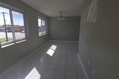 Villa ou maison à louer à Hialeah, Floride: 2 chambres, 366.22 m2 № 2432555 - photo 10