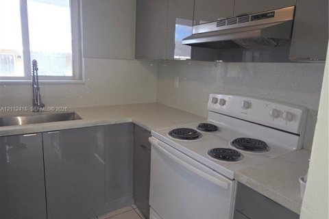 Villa ou maison à louer à Hialeah, Floride: 2 chambres, 366.22 m2 № 2432555 - photo 4