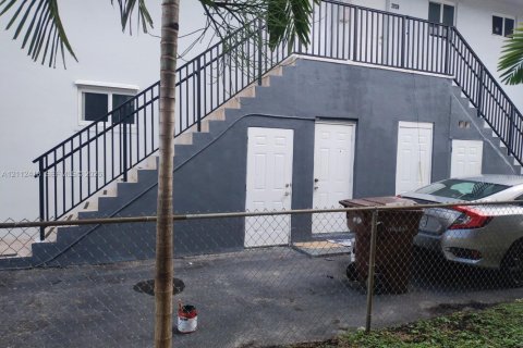 Villa ou maison à louer à Hialeah, Floride: 2 chambres, 366.22 m2 № 2432555 - photo 2