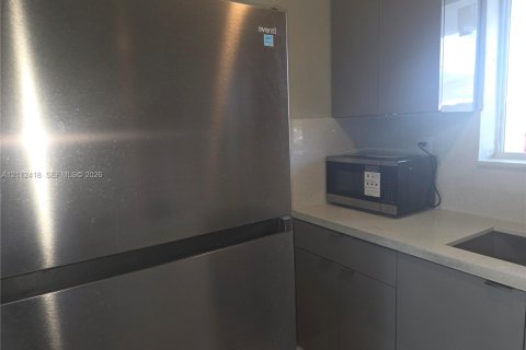 Villa ou maison à louer à Hialeah, Floride: 2 chambres, 366.22 m2 № 2432555 - photo 5