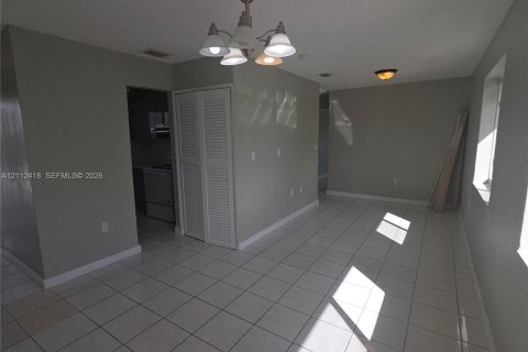 Villa ou maison à louer à Hialeah, Floride: 2 chambres, 366.22 m2 № 2432555 - photo 9
