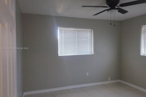 Villa ou maison à louer à Hialeah, Floride: 2 chambres, 366.22 m2 № 2432555 - photo 6