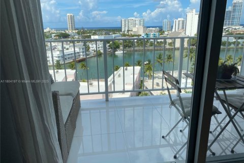 Condominio en alquiler en Miami Beach, Florida, 1 dormitorio, 72.46 m2 № 1864403 - foto 2