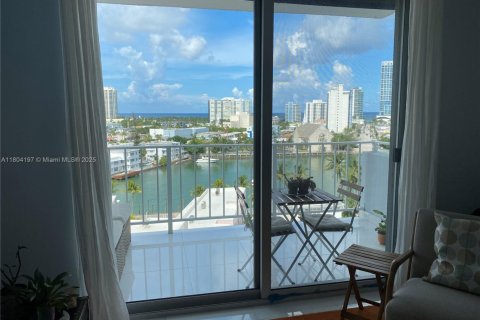 Condominio en alquiler en Miami Beach, Florida, 1 dormitorio, 72.46 m2 № 1864403 - foto 1
