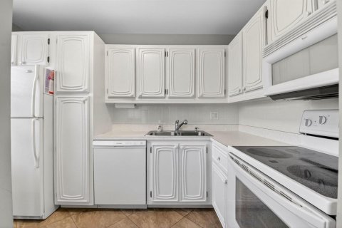 Condo in Boynton Beach, Florida, 1 bedroom № 2146432 - photo 13