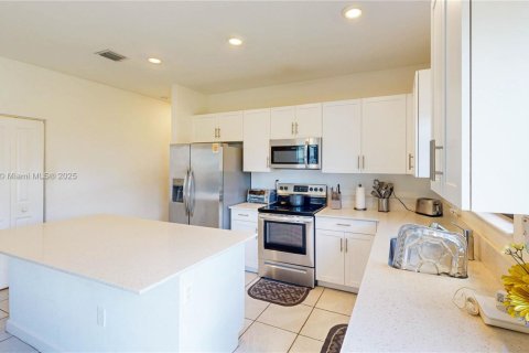 Casa en venta en Homestead, Florida, 5 dormitorios, 224.64 m2 № 1968019 - foto 11