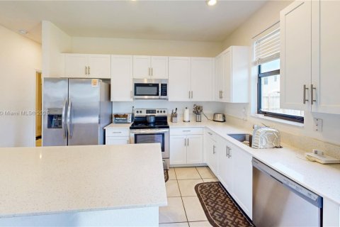 Casa en venta en Homestead, Florida, 5 dormitorios, 224.64 m2 № 1968019 - foto 12