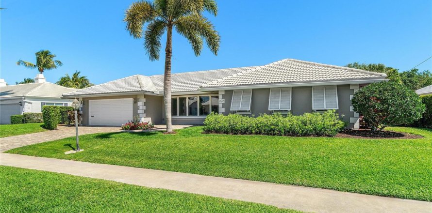 House in Boca Raton, Florida 3 bedrooms, 213.21 sq.m. № 2187092