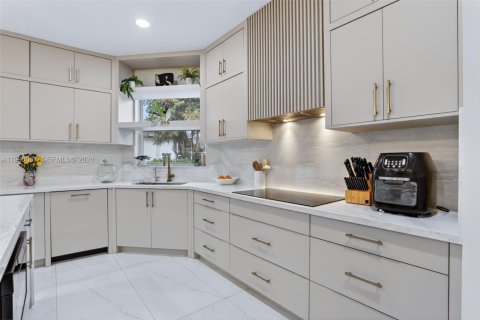 House in Coral Springs, Florida 5 bedrooms, 300.54 sq.m. № 2064802 - photo 18