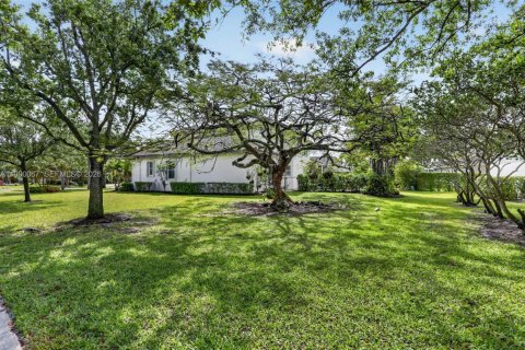 House in Coral Springs, Florida 5 bedrooms, 300.54 sq.m. № 2064802 - photo 5