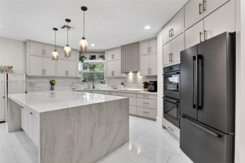 House in Coral Springs, Florida 5 bedrooms, 300.54 sq.m. № 2064802 - photo 17