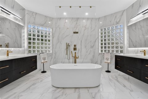 House in Coral Springs, Florida 5 bedrooms, 300.54 sq.m. № 2064802 - photo 22