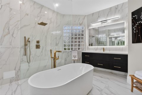 House in Coral Springs, Florida 5 bedrooms, 300.54 sq.m. № 2064802 - photo 23