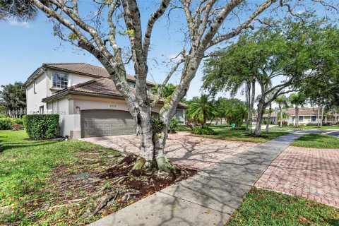 House in Coral Springs, Florida 5 bedrooms, 300.54 sq.m. № 2064802
