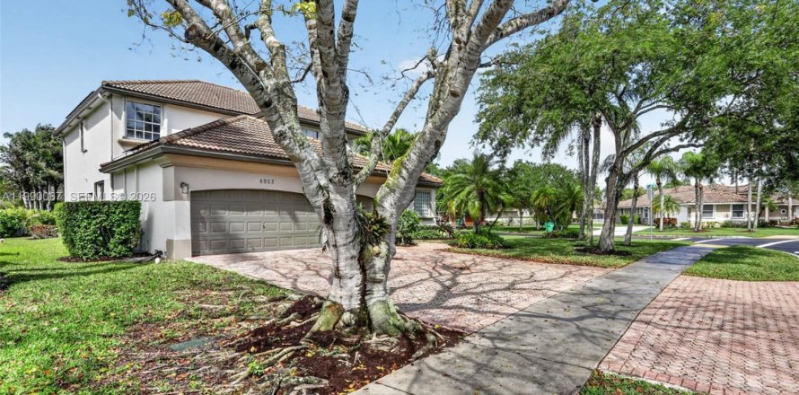 House in Coral Springs, Florida 5 bedrooms, 300.54 sq.m. № 2064802