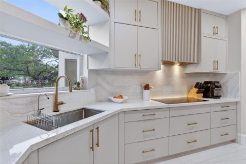 House in Coral Springs, Florida 5 bedrooms, 300.54 sq.m. № 2064802 - photo 15