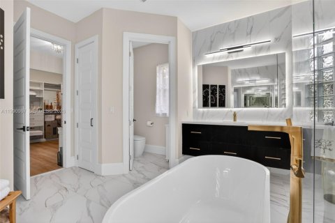 House in Coral Springs, Florida 5 bedrooms, 300.54 sq.m. № 2064802 - photo 25