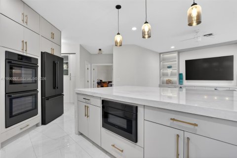 House in Coral Springs, Florida 5 bedrooms, 300.54 sq.m. № 2064802 - photo 16