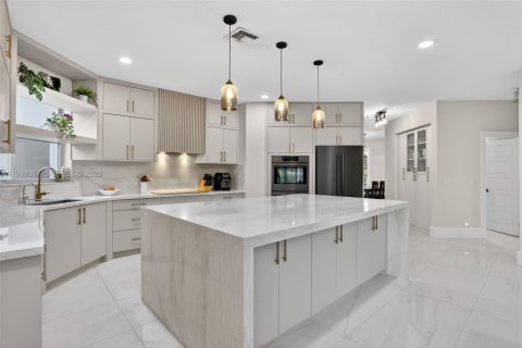 House in Coral Springs, Florida 5 bedrooms, 300.54 sq.m. № 2064802 - photo 14