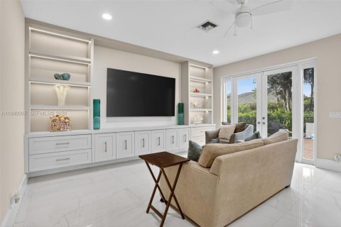 House in Coral Springs, Florida 5 bedrooms, 300.54 sq.m. № 2064802 - photo 12