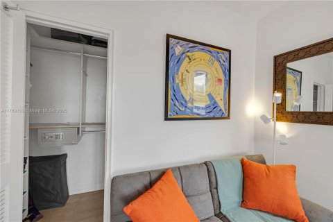 Condo in Miami Beach, Florida  № 1860436 - photo 11