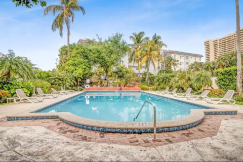 Condo in Miami Beach, Florida  № 1860436 - photo 14