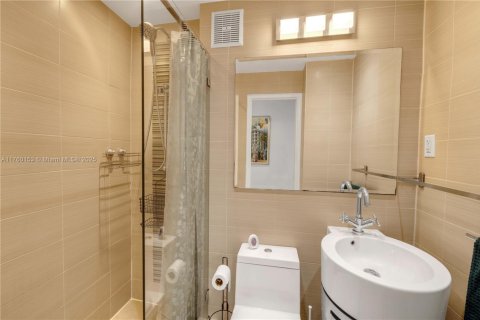 Condo in Miami Beach, Florida  № 1860436 - photo 9