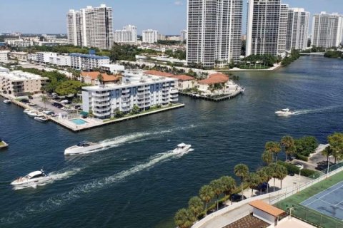 Condominio en venta en Sunny Isles Beach, Florida, 2 dormitorios, 115.2 m2 № 1139210 - foto 1