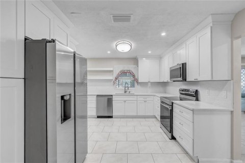House in Brandon, Florida 4 bedrooms, 155.33 sq.m. № 2127303 - photo 7