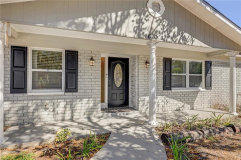 House in Brandon, Florida 4 bedrooms, 155.33 sq.m. № 2127303 - photo 2