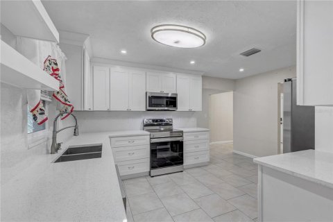 House in Brandon, Florida 4 bedrooms, 155.33 sq.m. № 2127303 - photo 9