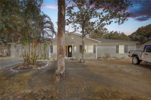 House in Brandon, Florida 4 bedrooms, 155.33 sq.m. № 2127303