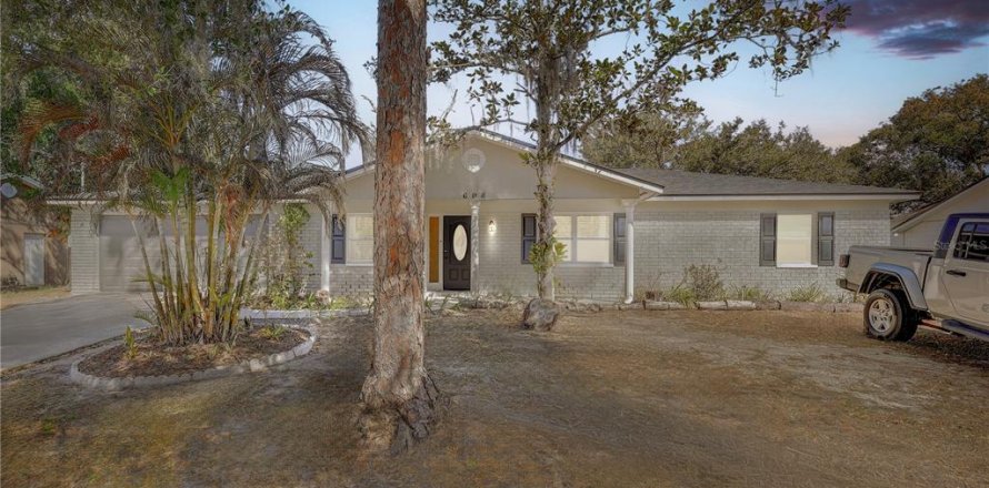 House in Brandon, Florida 4 bedrooms, 155.33 sq.m. № 2127303