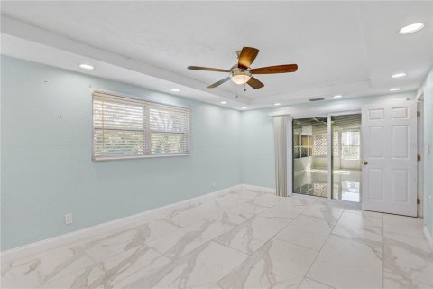 House in Brandon, Florida 4 bedrooms, 155.33 sq.m. № 2127303 - photo 14