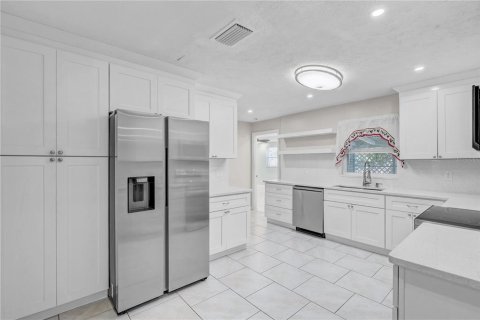 House in Brandon, Florida 4 bedrooms, 155.33 sq.m. № 2127303 - photo 8