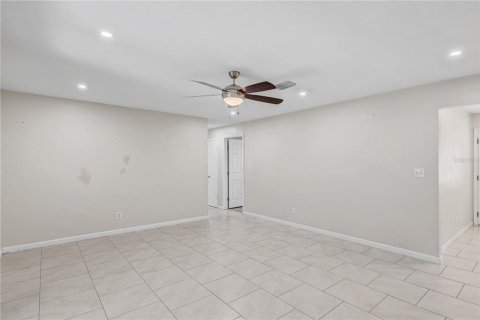House in Brandon, Florida 4 bedrooms, 155.33 sq.m. № 2127303 - photo 6
