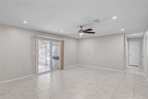 House in Brandon, Florida 4 bedrooms, 155.33 sq.m. № 2127303 - photo 4