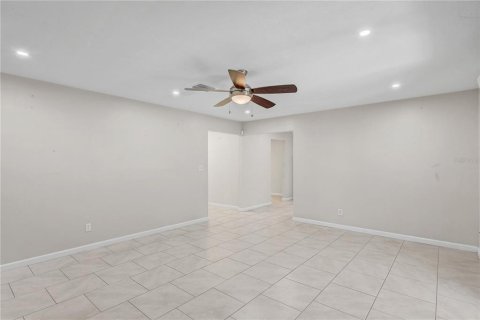House in Brandon, Florida 4 bedrooms, 155.33 sq.m. № 2127303 - photo 5