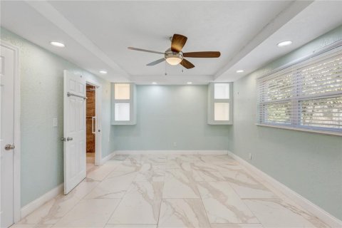 House in Brandon, Florida 4 bedrooms, 155.33 sq.m. № 2127303 - photo 13