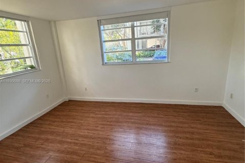 Condo in Miami, Florida, 1 bedroom  № 1991123 - photo 7