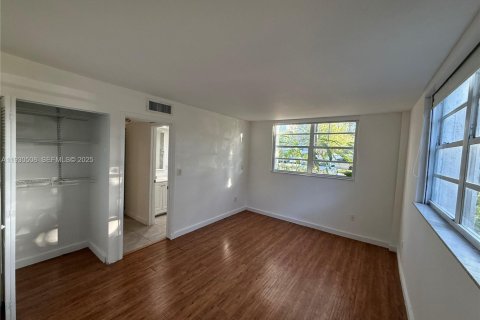 Condo in Miami, Florida, 1 bedroom  № 1991123 - photo 6